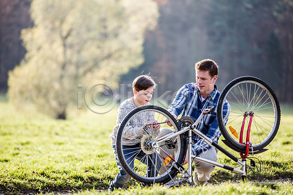 남자 두명 서양인 성인 어린이 JPG 포토 공원 나무 부자(아빠와아들) 수리 아들 아빠 야외 자전거 점검 주간