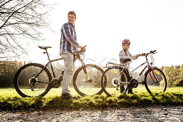 남자 두명 서양인 성인 어린이 JPG 포토 공원 부자(아빠와아들) 아들 아빠 야외 자전거 주간 헬멧