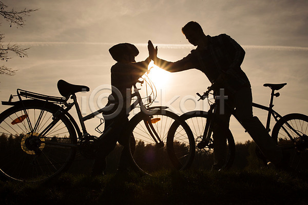 남자 두명 서양인 성인 어린이 JPG 포토 공원 부자(아빠와아들) 손뼉치기 아들 아빠 야외 역광 자전거 주간 헬멧