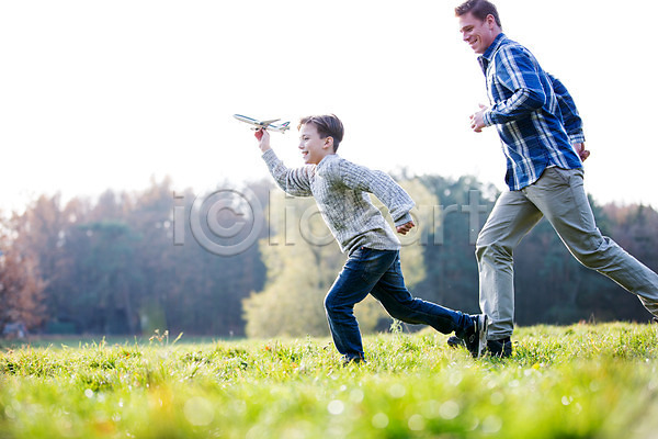남자 두명 서양인 성인 어린이 JPG 포토 공원 부자(아빠와아들) 비행기모형 아들 아빠 야외 잔디 장난감 주간