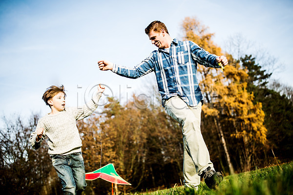 남자 두명 서양인 성인 어린이 JPG 포토 공원 부자(아빠와아들) 아들 아빠 야외 연 연날리기 잔디 주간