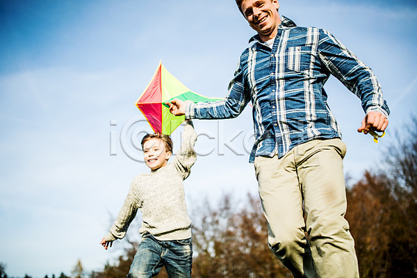 남자 두명 서양인 성인 어린이 JPG 포토 공원 부자(아빠와아들) 아들 아빠 야외 연 연날리기 잔디 주간