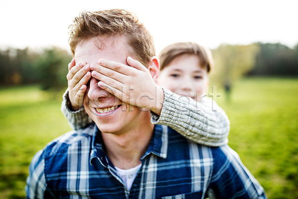 남자 두명 서양인 성인 어린이 JPG 아웃포커스 포토 공원 눈가림 부자(아빠와아들) 아들 아빠 야외 업기 잔디 주간