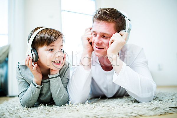 남자 두명 서양인 성인 어린이 JPG 포토 부자(아빠와아들) 실내 아들 아빠 엎드리기 음악감상 집안 카펫 헤드폰