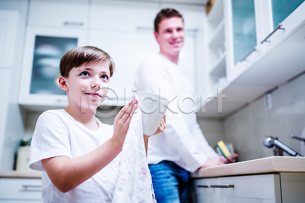 남자 두명 서양인 성인 어린이 JPG 포토 닦기 부자(아빠와아들) 설거지 실내 아들 아빠 주방 집안 컵 행주