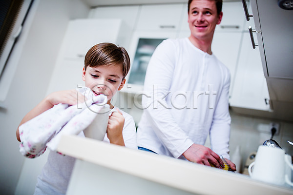 남자 두명 서양인 성인 어린이 JPG 포토 닦기 부자(아빠와아들) 설거지 실내 아들 아빠 주방 집안 컵 행주