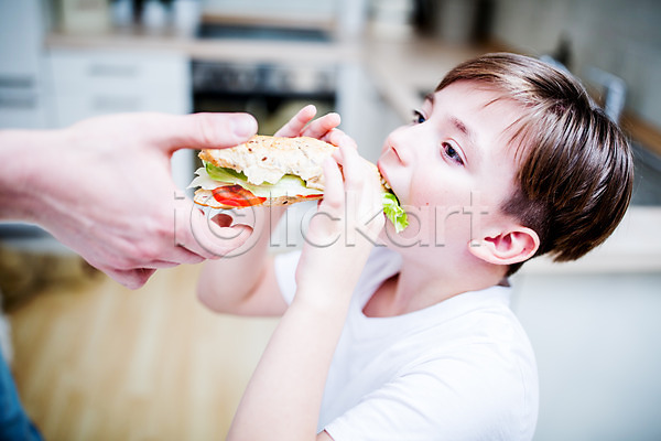 남자 두명 서양인 성인 어린이 JPG 포토 먹기 부자(아빠와아들) 샌드위치 실내 아들 아빠 주방 집안