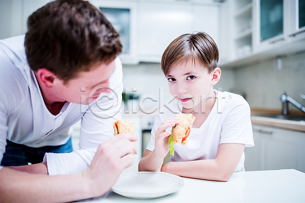 남자 두명 서양인 성인 어린이 JPG 포토 먹기 부자(아빠와아들) 샌드위치 실내 아들 아빠 접시 주방 집안