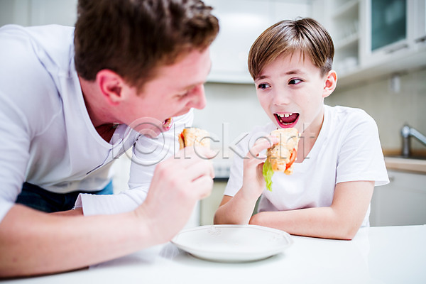 남자 두명 서양인 성인 어린이 JPG 포토 먹기 부자(아빠와아들) 샌드위치 실내 아들 아빠 접시 주방 집안