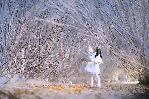 소녀만 어린이 어린이만 여자 한국인 한명 JPG 디지털합성 편집이미지 겨울 나무 나뭇잎 눈 디지털아트 야외 주간 흰옷
