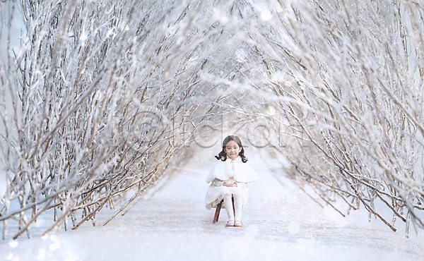 소녀만 어린이 어린이만 여자 한국인 한명 JPG 디지털합성 편집이미지 겨울 나무 눈 디지털아트 야외 주간 흰옷