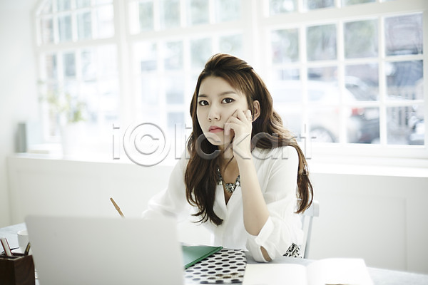 지루함 20대 성인 성인여자한명만 여자 한국인 한명 JPG 앞모습 포토 비즈니스우먼 사무실 상반신 스튜디오촬영 실내 싱글라이프 앉기 응시 책상 턱괴기