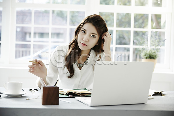 지루함 20대 성인 성인여자한명만 여자 한국인 한명 JPG 앞모습 포토 노트북 비즈니스우먼 사무실 사무용품 상반신 스튜디오촬영 실내 싱글라이프 앉기 업무