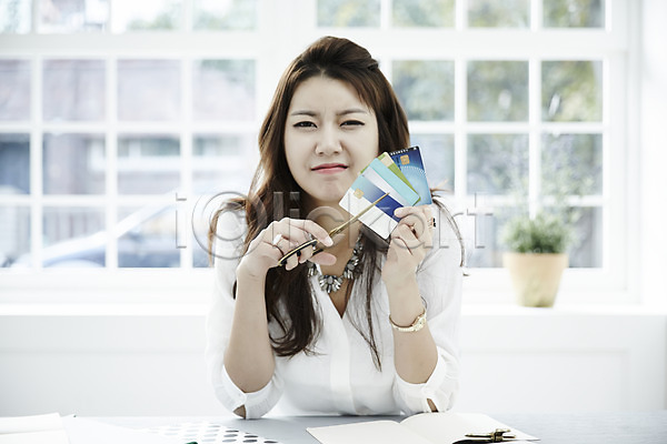 절약 20대 성인 성인여자한명만 여자 한국인 한명 JPG 앞모습 포토 가위질 결제 들기 미소(표정) 비즈니스우먼 사무실 상반신 쇼핑 스튜디오촬영 신용카드 실내 싱글라이프 앉기 자르기