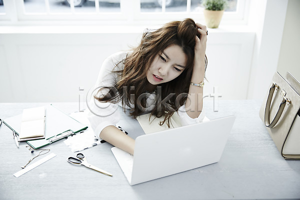 스트레스 지루함 20대 성인 성인여자한명만 여자 한국인 한명 JPG 앞모습 포토 가방 노트북 비즈니스우먼 사무실 상반신 스튜디오촬영 실내 싱글라이프 앉기