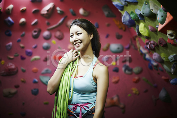 준비 20대 성인 성인여자한명만 여자 한국인 한명 JPG 앞모습 포토 레포츠 미소(표정) 밧줄 상반신 서기 실내 싱글라이프 암벽 암벽등반 운동 운동복 클라이밍