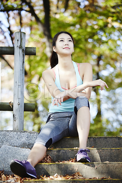 휴식 20대 성인 성인여자한명만 여자 한국인 한명 JPG 앞모습 포토 공원 미소(표정) 싱글라이프 앉기 야외 운동 전신 주간