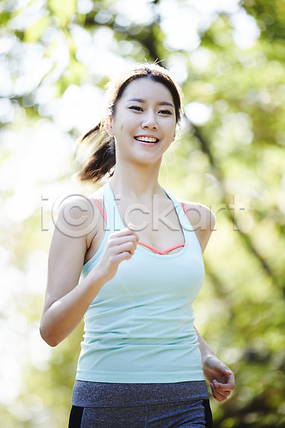 열정 20대 성인 성인여자한명만 여자 한국인 한명 JPG 앞모습 포토 공원 달리기 미소(표정) 상반신 싱글라이프 야외 운동 운동복 조깅 주간
