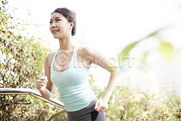 열정 20대 성인 성인여자한명만 여자 한국인 한명 JPG 옆모습 포토 공원 달리기 미소(표정) 상반신 싱글라이프 야외 운동 운동복 주간