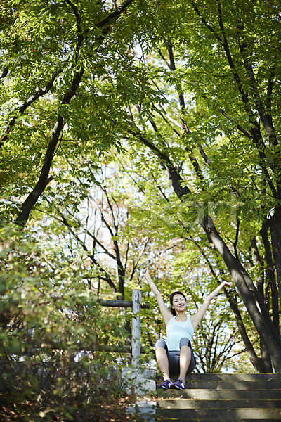 휴식 20대 성인 성인여자한명만 여자 한국인 한명 JPG 앞모습 포토 공원 기지개 나무 미소(표정) 손뻗기 싱글라이프 앉기 야외 운동 전신 주간