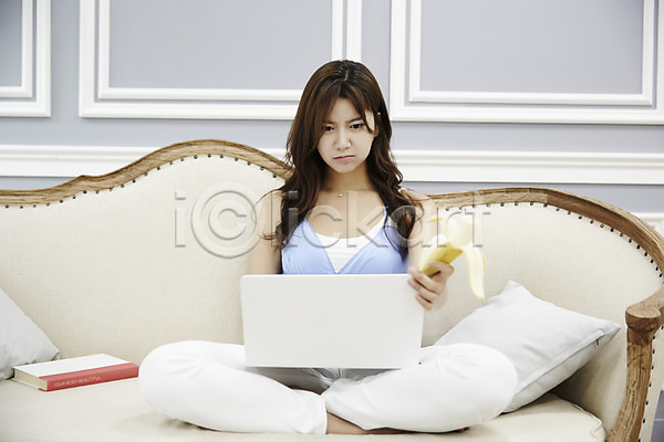 휴식 20대 성인 성인여자한명만 여자 한국인 한명 JPG 앞모습 포토 가부좌 거실 노트북 들기 바나나 소파 스튜디오촬영 실내 싱글라이프 앉기 웹서핑 전신