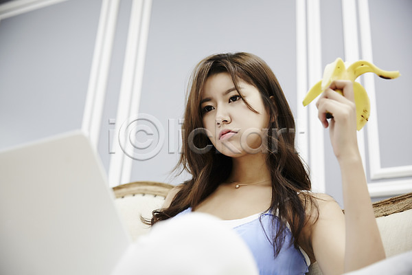 휴식 20대 성인 성인여자한명만 여자 한국인 한명 JPG 앞모습 포토 거실 노트북 들기 바나나 상반신 스튜디오촬영 실내 싱글라이프 앉기 웹서핑