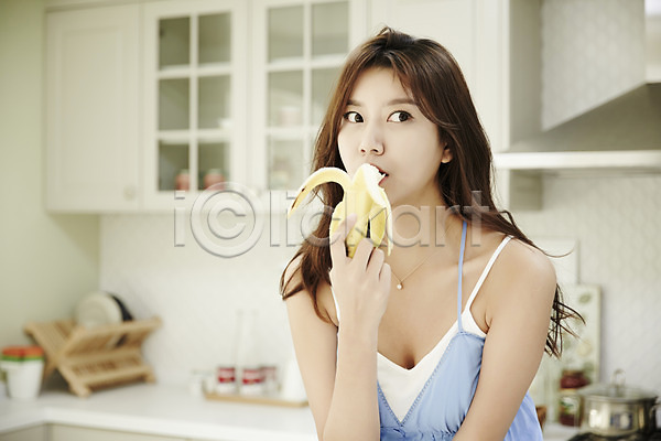 달콤 휴식 20대 성인 성인여자한명만 여자 한국인 한명 JPG 앞모습 포토 과일 들기 먹기 바나나 상반신 스튜디오촬영 실내 싱글라이프 안식처 앉기 주방 혼족