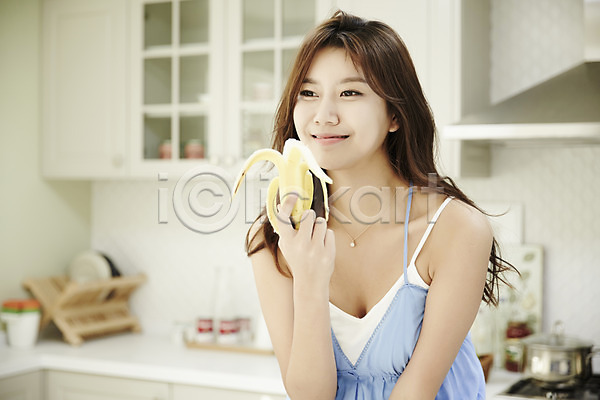 휴식 20대 성인 성인여자한명만 여자 한국인 한명 JPG 앞모습 포토 들기 먹기 미소(표정) 바나나 상반신 스튜디오촬영 실내 싱글라이프 앉기 주방 혼족