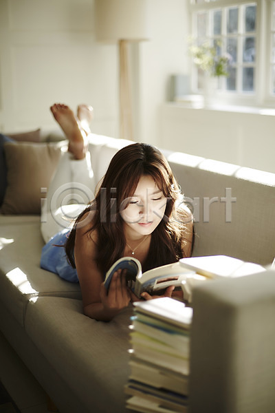 휴식 20대 성인 성인여자한명만 여자 한국인 한명 JPG 앞모습 포토 거실 소파 스튜디오촬영 실내 싱글라이프 엎드리기 읽기 전신 책