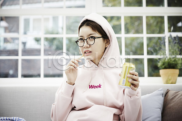 자유 휴식 20대 성인 성인여자한명만 여자 한국인 한명 JPG 앞모습 포토 거실 들기 마시기 맥주 먹기 상반신 소파 스튜디오촬영 실내 싱글라이프 안경 안경낌 앉기 오징어 혼족 후드티셔츠