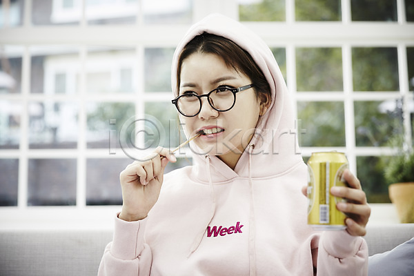 자유 휴식 20대 성인 성인여자한명만 여자 한국인 한명 JPG 앞모습 포토 거실 들기 마시기 맥주 먹기 상반신 소파 스튜디오촬영 실내 싱글라이프 안경 안경낌 안식처 앉기 오징어 혼족 후드티셔츠