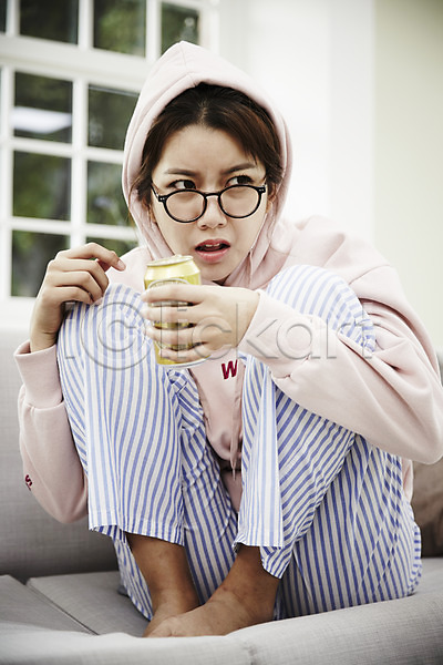 자유 휴식 20대 성인 성인여자한명만 여자 한국인 한명 JPG 앞모습 포토 거실 들기 마시기 맥주 소파 스튜디오촬영 실내 싱글라이프 안경 안경낌 앉기 응시 전신 찡그림 혼족 후드티셔츠