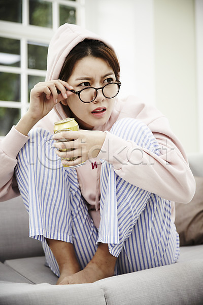 자유 휴식 20대 성인 성인여자한명만 여자 한국인 한명 JPG 앞모습 포토 거실 들기 마시기 맥주 소파 스튜디오촬영 실내 싱글라이프 안경 안경낌 앉기 응시 전신 찡그림 혼족 후드티셔츠