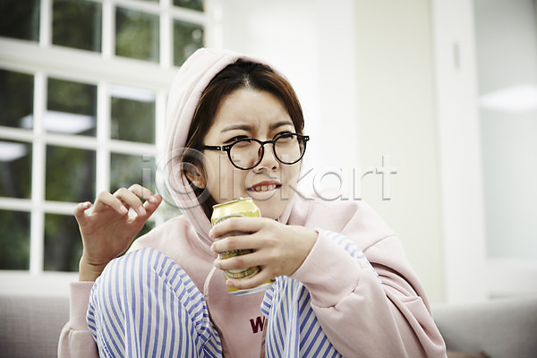 자유 휴식 20대 성인 성인여자한명만 여자 한국인 한명 JPG 앞모습 포토 거실 들기 마시기 맥주 상반신 소파 스튜디오촬영 실내 싱글라이프 안경 안경낌 앉기 찡그림 혼족 후드티셔츠