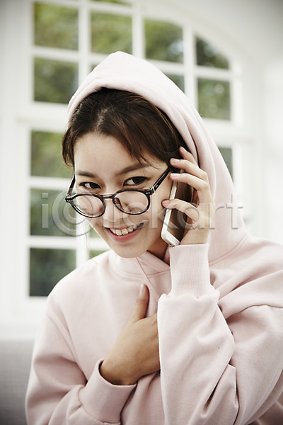 자유 휴식 20대 성인 성인여자한명만 여자 한국인 한명 JPG 앞모습 포토 거실 들기 미소(표정) 상반신 스마트폰 스튜디오촬영 실내 싱글라이프 안경 안경낌 앉기 통화 후드티셔츠