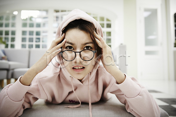 짜증 휴식 20대 성인 성인여자한명만 여자 한국인 한명 JPG 앞모습 포토 거실 두통 상반신 스튜디오촬영 실내 싱글라이프 안경 안경낌 엎드리기 후드티셔츠
