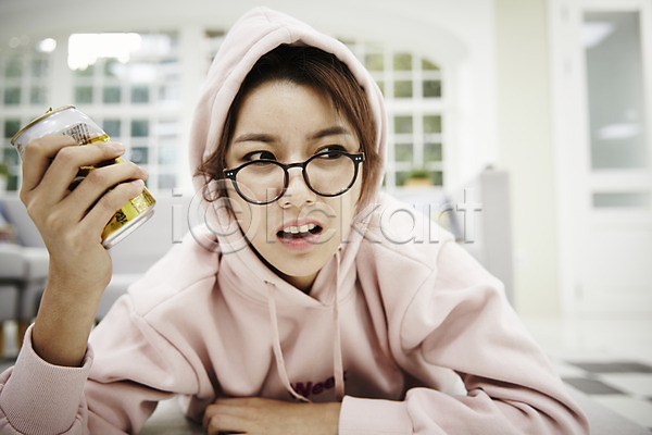 짜증 휴식 20대 성인 성인여자한명만 여자 한국인 한명 JPG 앞모습 포토 거실 들기 상반신 스튜디오촬영 실내 싱글라이프 안경 안경낌 엎드리기 캔맥주 혼족 후드티셔츠