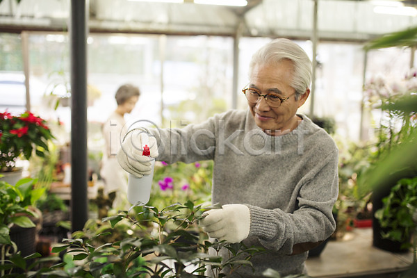 여유 60대 남자 노년 노인만 두명 여자 한국인 JPG 아웃포커스 앞모습 포토 꽃가꾸기 꽃집 미소(표정) 상반신 서기 실내 실버라이프 원예 할머니 할아버지