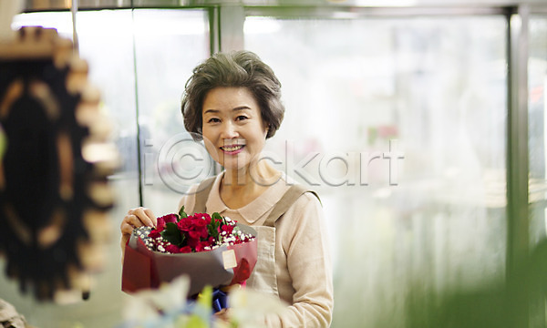 여유 행복 60대 노년 노인여자한명만 여자 한국인 한명 JPG 앞모습 포토 꽃다발 꽃집 들기 만들기 미소(표정) 상반신 서기 실내 실버라이프 원예 할머니