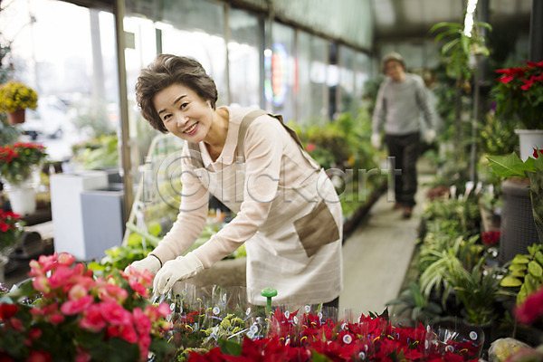 여유 60대 노년 노인여자한명만 여자 한국인 한명 JPG 앞모습 포토 꽃 꽃집 들기 미소(표정) 상반신 서기 실내 실버라이프 원예 할머니 화분