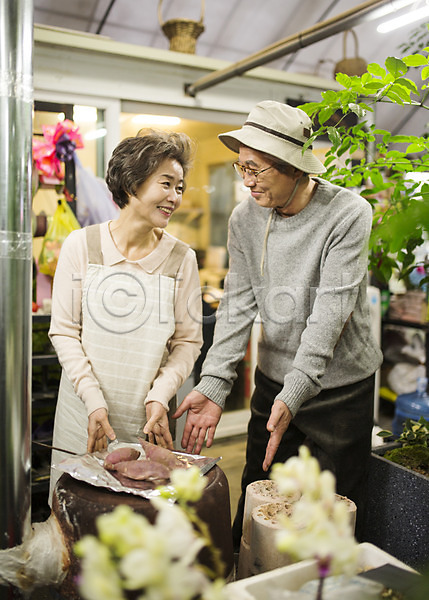 다정 여유 60대 남자 노년 노인만 두명 여자 한국인 JPG 앞모습 포토 고구마 꽃집 난로 노부부 미소(표정) 상반신 서기 실내 실버라이프 원예 전신 할머니 할아버지