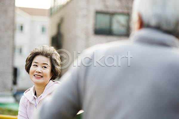 다정 열정 60대 남자 노년 노인만 두명 여자 한국인 JPG 뒷모습 앞모습 포토 공원 노부부 미소(표정) 상반신 서기 실버라이프 야외 운동 주간 할머니 할아버지