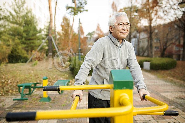 열정 즐거움 60대 남자 노년 노인남자한명만 한국인 한명 JPG 앞모습 포토 공원 미소(표정) 상반신 서기 실버라이프 야외 운동 운동기구 주간 할아버지