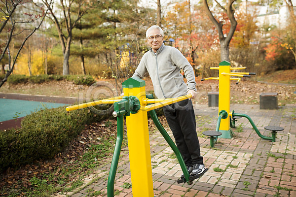 열정 즐거움 60대 남자 노년 노인남자한명만 한국인 한명 JPG 앞모습 포토 공원 미소(표정) 서기 실버라이프 야외 운동 운동기구 전신 주간 할아버지