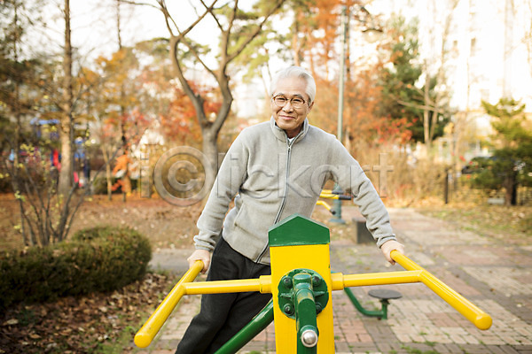 열정 즐거움 60대 남자 노년 노인남자한명만 한국인 한명 JPG 앞모습 포토 공원 미소(표정) 상반신 서기 실버라이프 야외 운동 운동기구 주간 할아버지