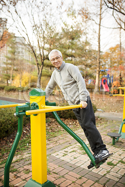 열정 즐거움 60대 남자 노년 노인남자한명만 한국인 한명 JPG 앞모습 포토 공원 미소(표정) 서기 실버라이프 야외 운동 운동기구 전신 주간 할아버지