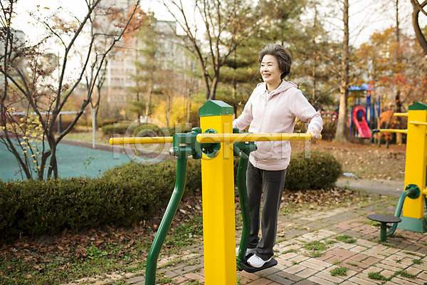 열정 즐거움 60대 노년 노인여자한명만 여자 한국인 한명 JPG 앞모습 포토 공원 서기 실버라이프 야외 운동 운동기구 전신 주간 할머니