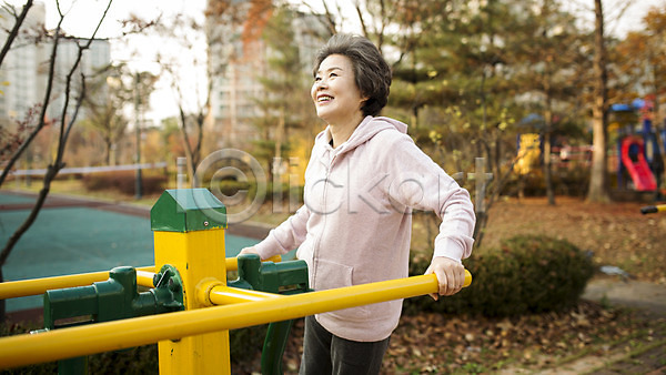 열정 즐거움 60대 노년 노인여자한명만 여자 한국인 한명 JPG 옆모습 포토 공원 미소(표정) 상반신 서기 실버라이프 야외 운동 운동기구 주간 할머니