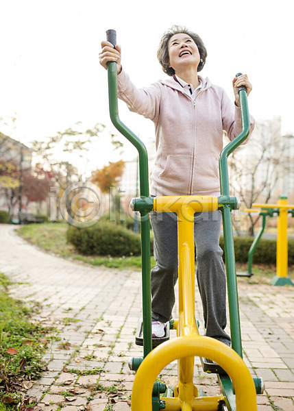 열정 즐거움 60대 노년 노인여자한명만 여자 한국인 한명 JPG 앞모습 포토 공원 미소(표정) 실버라이프 야외 운동 운동기구 전신 주간 할머니