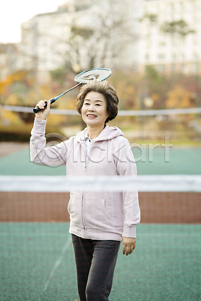 열정 즐거움 60대 노년 노인여자한명만 여자 한국인 한명 JPG 앞모습 포토 공원 미소(표정) 배드민턴 상반신 서기 실버라이프 야외 운동 주간 할머니